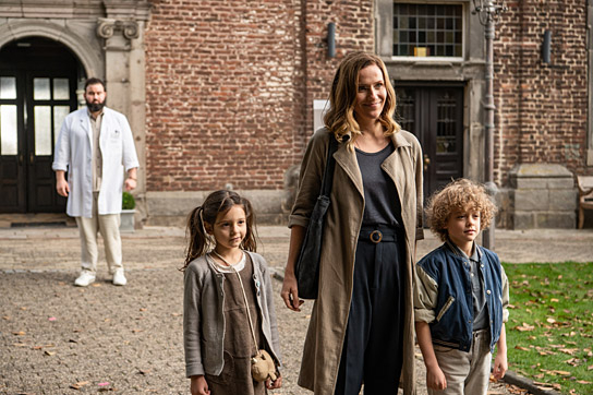 José Barros, Greta Kasalo, Bettina Lamprecht, Otto Emil Koch (v.l.n.r.) in "Die Rettung der uns bekannten Welt" (2021); Quelle: Warner Bros. Pictures Germany, DFF, © Barefoot Films, Warner Bros. Filmproduktion