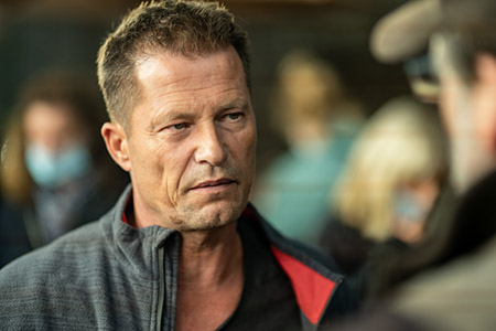 Til Schweiger bei den Dreharbeiten zu "Die Rettung der uns bekannten Welt" (2021); Quelle: Warner Bros. Pictures Germany, DFF, © Barefoot Films, Warner Bros. Filmproduktion