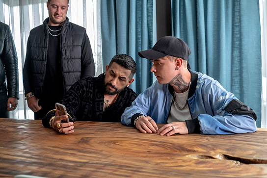 Zejhun Demirov (Mitte), Jonas Ems (rechts) in "Krass Klassenfahrt" (2021); Quelle: LEONINE Distribution, DFF, © Borko Vukosav
