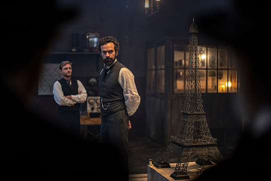 Romain Duris (rechts) in "Eiffel in Love" (2021); Quelle: Constantin Film Verleih, DFF, © 2021 Constantin Film Verleih GmbH
