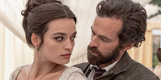 Emma Mackey, Romain Duris (v.l.n.r.) in "Eiffel in Love" (2021); Quelle: Constantin Film Verleih, DFF, © 2021 Constantin Film Verleih GmbH