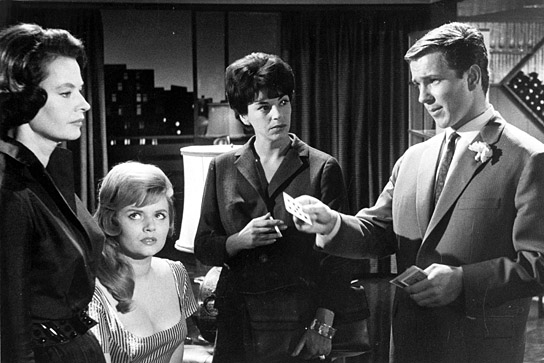 Margot Hielscher, Anita Höfer, Hanne Wieder, Götz George (v.l.n.r.) in "Mörderspiel" (1961); Quelle: Murnau-Stiftung, DFF