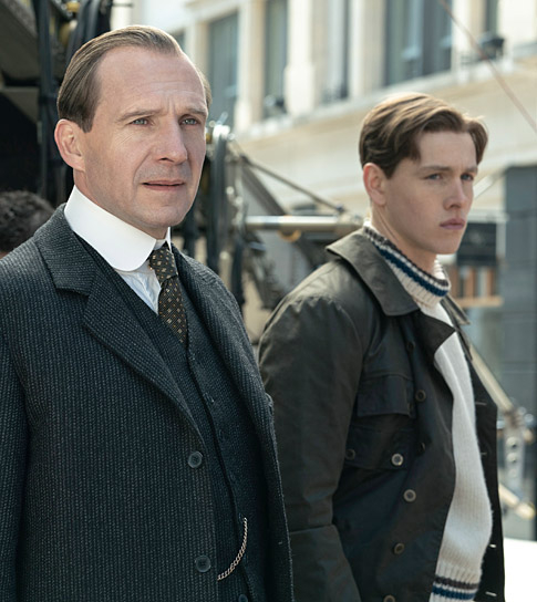 Ralph Fiennes, Harris Dickinson (v.l.n.r.) in "The King's Man - The Beginning" (2020); Quelle: Disney, DFF, © 2020 Twentieth Century Fox Film Corporation, Foto: Peter Mountain