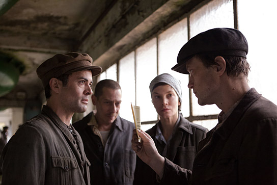 Nikolai Kinksi (links), Sylvia Hoeks (2.v.r.), August Diehl (rechts) in "Plan A - Was würdest du tun?" (2021); Quelle: Camino Filmverleih, DFF, © Camino Filmverleih 2021