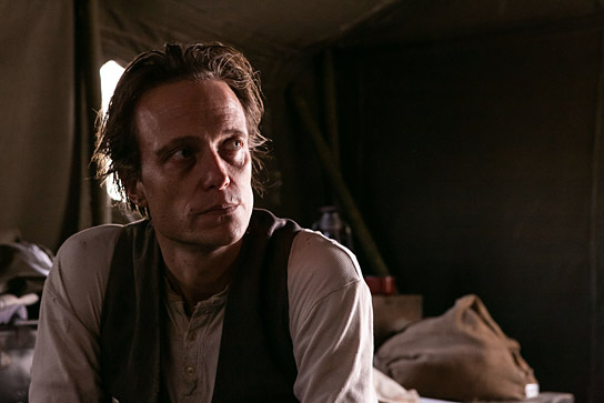 August Diehl in "Plan A - Was würdest du tun?" (2021); Quelle: Camino Filmverleih, DFF, © Camino Filmverleih 2021