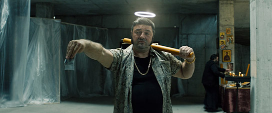 Goran Navojec (vorne) in "Der Schein trügt" (2021); Quelle: Neue Visionen Filmverleih, DFF, © Neue Visionen Filmverleih