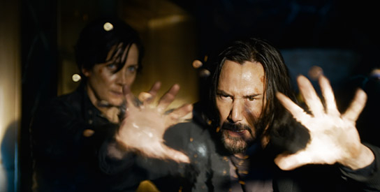 Carrie-Anne Moss, Keanu Reeves (v.l.n.r.) in Warner Bros. Pictures, Village Roadshow Pictures and Venus Castina Productions' "The Matrix Resurrections" (2021), a Warner Bros. Pictures release.; Courtesy of Warner Bros. Pictures, © 2021 Warner Bros. Entertainment Inc., Village Roadshow Films (BVI) Limited