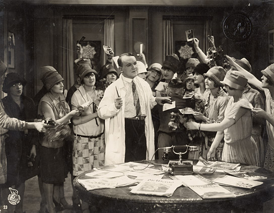 Alfred Braun (Mitte) in "Funkzauber" (1927); Quelle: DFF