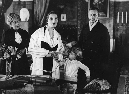 Frida Richard (links), Fern Andra (2.v.l.), Alfred Abel (rechts) in "Der Seele Saiten schwingen nicht" (1917)