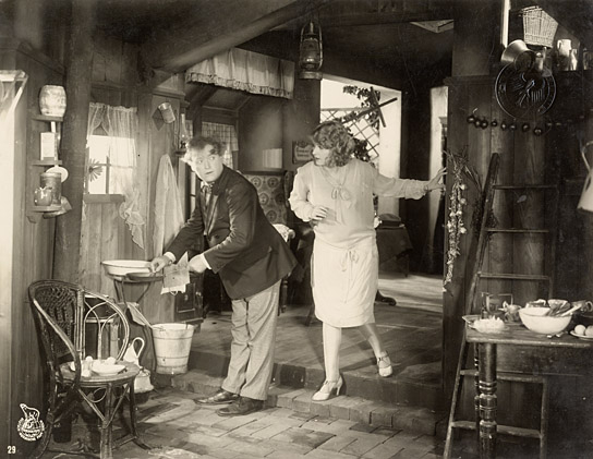 Werner Krauß, Xenia Desni (v.l.n.r.) in "Funkzauber" (1927); Quelle: DFF