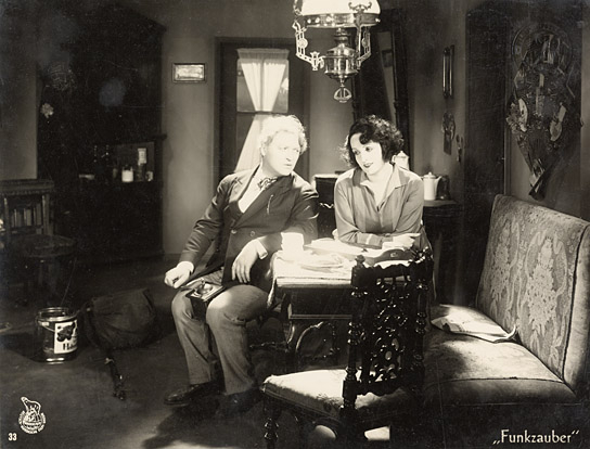 Werner Krauß, Fern Andra (v.l.n.r.) in "Funkzauber" (1927); Quelle: DFF