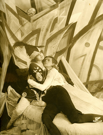 Fern Andra, Hans Heinrich von Twardowski (v.l.n.r.) in "Genuine" (1920); Quelle: Murnau-Stiftung, DFF