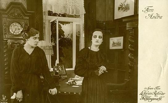 Fern Andra (rechts) in "Es fiel ein Reif in der Frühlingsnacht" (1915); Quelle: DFF