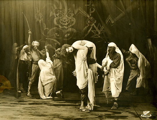 Fern Andra (getragen) in "Genuine" (1920); Quelle: Murnau-Stiftung, DFF