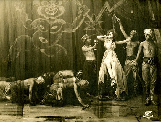 Fern Andra (3.v.r.) in "Genuine" (1920); Quelle: Murnau-Stiftung, DFF