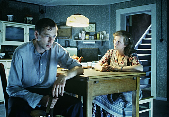 Peter Lohmeyer, Johanna Gastdorf (v.l.n.r.) in "Das Wunder von Bern" (2003); Quelle: Senator Film Verleih, DFF