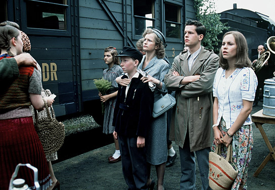 Louis Klamroth, Johanna Gastdorf, Mirko Lang, Birthe Wolter (3.-6.v.l.n.r.) in "Das Wunder von Bern" (2003); Quelle: Senator Film Verleih, DFF