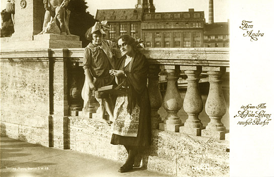 Fern Andra (rechts) in "Auf des Lebens rauher Bahn" (1918); Quelle: DFF