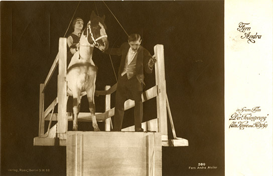 Fern Andra (links) in "Um Krone und Peitsche" (1918); Quelle: DFF
