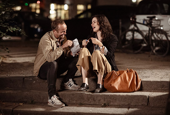 Maximilian Brückner, Nora Tschirner (v.l.n.r.) in "Wunderschön" (2020); Quelle: Warner Bros. Pictures Germany, DFF, © 2021 Warner Bros. Entertainment