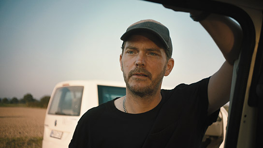 Godehard Giese in "Niemand ist bei den Kälbern" (2021); Quelle: Filmwelt Verleihagentur, DFF, © Filmwelt Verleihagentur, Weydemann Bros., Foto: Max Preiss