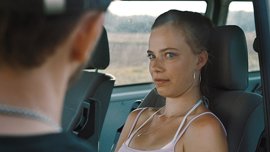 Saskia Rosendahl in "Niemand ist bei den Kälbern" (2021); Quelle: Filmwelt Verleihagentur, DFF, © Filmwelt Verleihagentur, Weydemann Bros., Foto: Max Preiss
