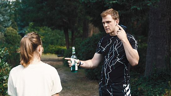 Saskia Rosendahl, Enno Trebs (v.l.n.r.) in "Niemand ist bei den Kälbern" (2021); Quelle: Filmwelt Verleihagentur, DFF, © Filmwelt Verleihagentur, Weydemann Bros., Foto: Max Preiss