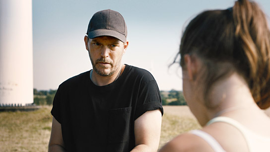 Godehard Giese, Saskia Rosendahl (v.l.n.r.) in "Niemand ist bei den Kälbern" (2021); Quelle: Filmwelt Verleihagentur, DFF, © Filmwelt Verleihagentur, Weydemann Bros., Foto: Max Preiss