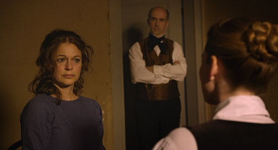 Suzan Anbeh, Christoph Gottschalch, Elisa Thiemann (v.l.n.r.) in "Effigie - Das Gift und die Stadt" (2019); Quelle: Filmdisposition Wessel, DFF, © GeekFrog Media LLC