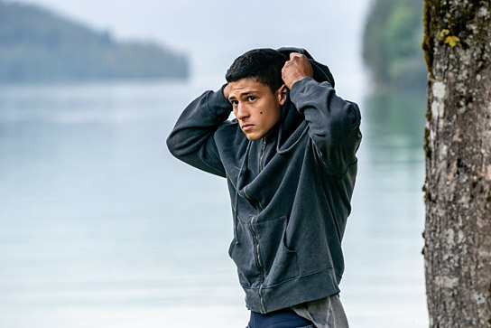 Emilio Sakraya in "Die Rettung der uns bekannten Welt" (2021); Quelle: Warner Bros. Pictures Germany, DFF, © Barefoot Films, Warner Bros. Filmproduktion
