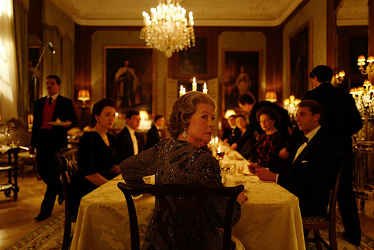 Stella Gonet (vorne) in "Spencer" (2021); Quelle: DCM Film Distribution, DFF, © Pablo Larraín, DCM