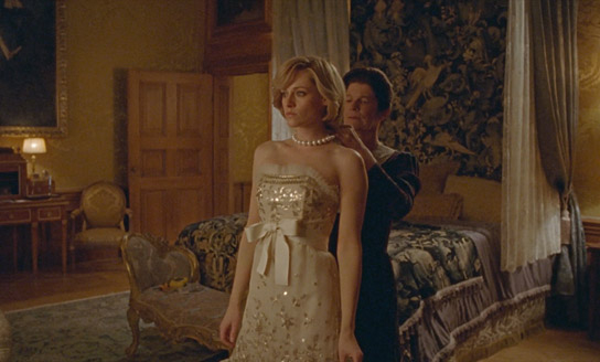 Kristen Stewart (links) in "Spencer" (2021); Quelle: DCM Film Distribution, DFF, © Claire Mathon, DCM