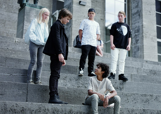 Annlis Krischke (links), Claude Albert Heinrich (2.v.l.), Shan Robitzky (sitzend) in "Träume sind wie wilde Tiger" (2021); Quelle: Wild Bunch Germany, DFF, © 2021 Wild Bunch Germany, NFP neue film produktion