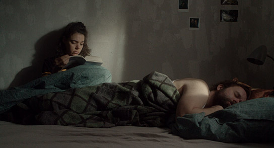 Sandrine Zenner, Timo Kählert (v.l.n.r.) in "Matratzen" (2021); Quelle: Filmfestival Max Ophüls Preis 2022, © Martin Paret