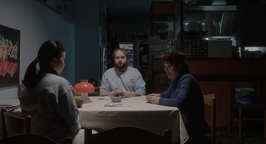 Timo Kählert (Mitte) in "Matratzen" (2021); Quelle: Filmfestival Max Ophüls Preis 2022, © Martin Paret