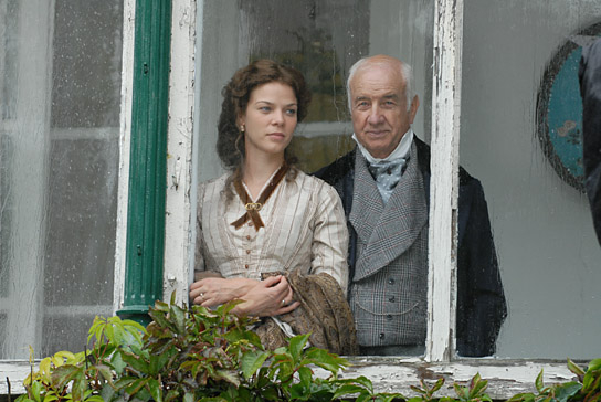 Jessica Schwarz, Armin Mueller-Stahl (v.l.n.r.) in "Buddenbrooks" (2008); Quelle: Warner Bros. Pictures Germany, DFF, © Warner Bros., Foto: Stefan Falke