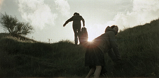 Renate Krößner (vorne) in "Vergiss dein Ende" (2011); Quelle: Basis-Film Verleih, DFF