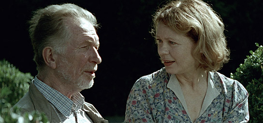 Hermann Beyer, Renate Krößner (v.l.n.r.) in "Vergiss dein Ende" (2011); Quelle: Basis-Film Verleih, DFF