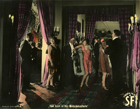 Reinhold Schünzel, Maria Kamradek (v.l.n.r.) in "Don Juan in der Mädchenschule" (1928); Quelle: DFF