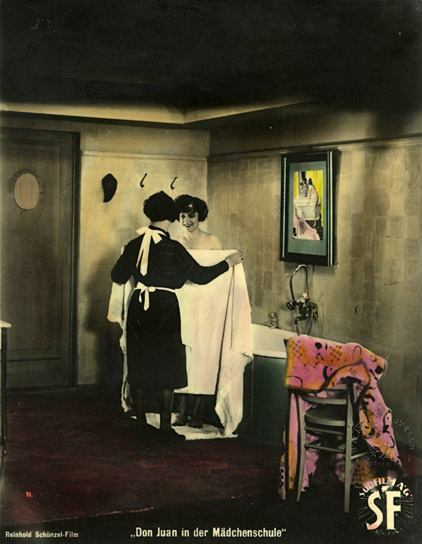 Maria Kamradek (rechts) in "Don Juan in der Mädchenschule" (1928); Quelle: DFF