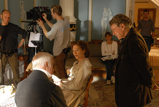 Armin Mueller-Stahl, Iris Berben, Heinrich Breloer (vorne, v.l.n.r.) bei den Dreharbeiten zu "Buddenbrooks" (2008); Quelle: Warner Bros. Pictures Germany, DFF, © Warner Bros., Foto: Stefan Falke