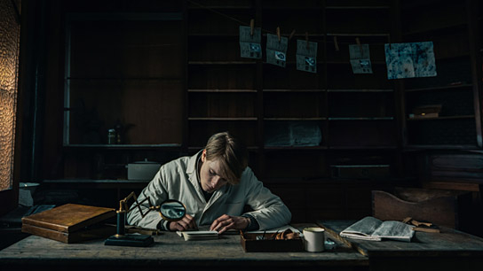 Louis Hofmann in "Der Passfälscher" (2022); Quelle: X Verleih, DFF, © DREIFILM