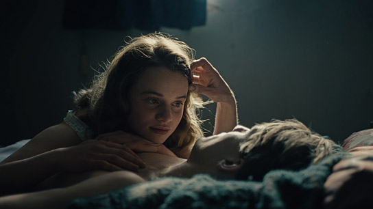 Luna Wedler, Louis Hofmann (v.l.n.r.) in "Der Passfälscher" (2022); Quelle: X Verleih, DFF, © DREIFILM