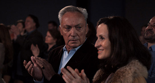 Udo Kier, Sophie Rois (v.l.n.r.) in "A E I O U - Das schnelle Alphabet der Liebe" (2022); Quelle: Port au Prince Pictures, DFF, © Komplizen Film, Foto: Reinhold Vorschneider