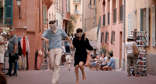 Milan Herms, Sophie Rois (Mitte v.l.n.r.) in "A E I O U - Das schnelle Alphabet der Liebe" (2022); Quelle: Port au Prince Pictures, DFF, © Komplizen Film, Foto: Reinhold Vorschneider