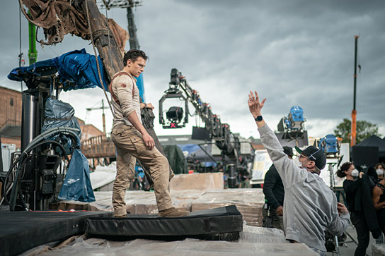 Tom Holland (links), Ruben Fleischer (Regie, vorne rechts) bei den Dreharbeiten zu "Uncharted" (2022); Quelle: Sony Pictures Entertainment Deutschland, DFF, © 2021 CTMG, Foto: Clay Enos 