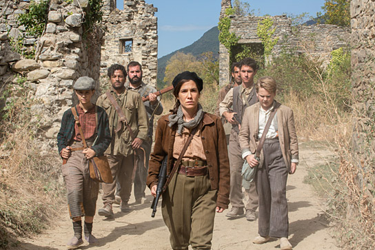 Nonna Cardoner (links), Bruna Cusí (Mitte), Julius Weckauf (rechts) in "Der Pfad" (2021); Quelle: Warner Bros. Pictures Germany, DFF, © 2021 Eyrie Entertainment GmbH, Warner Bros. Entertainment GmbH, Foto: Gemma Silvestre