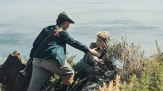 Nonna Cardoner, Julius Weckauf (v.l.n.r.) in "Der Pfad" (2021); Quelle: Warner Bros. Pictures Germany, DFF, © 2021 Eyrie Entertainment GmbH, Warner Bros. Entertainment GmbH