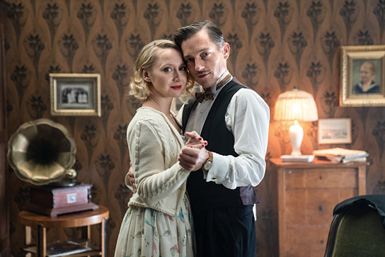 Anna Maria Mühe, Volker Bruch (v.l.n.r.) in "Der Pfad" (2021); Quelle: Warner Bros. Pictures Germany, DFF, © 2021 Eyrie Entertainment GmbH, Warner Bros. Entertainment GmbH, Foto: Wolgang Ennenbach