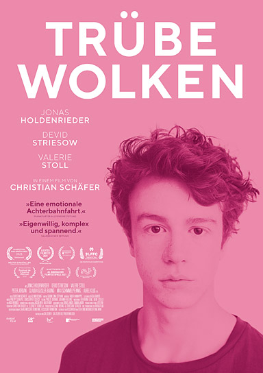 Filmplakat von "Trübe Wolken" (2020); Quelle: Salzgeber & Co. Medien, DFF, © Salzgeber & Co. Medien GmbH